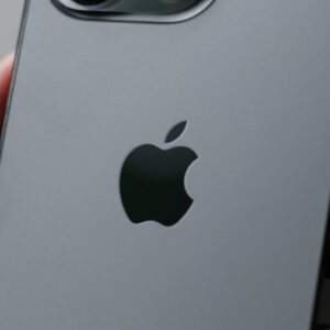 Smartphone Apple com ecrã Super Retina XDR 6.7``, chip